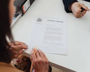 Mujer firmando un acuerdo de dovorcio abogados García Pardo Legal