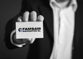 Persona sujetando una tarjeta de Famsam Asesores contactar
