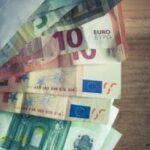 Billetes euros en un sobre