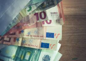 Billetes euros en un sobre