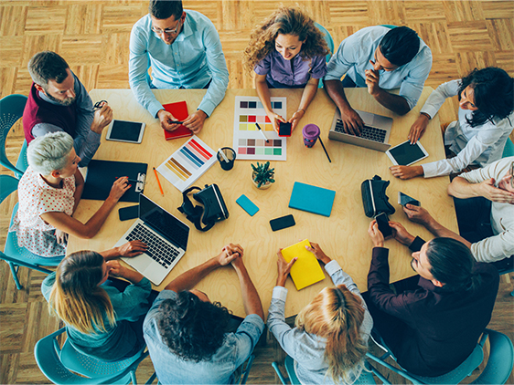 equipo en mesa de trabajo