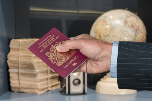 Persona con un pasaporte extranjería VLQZ Gestoría Administrativa