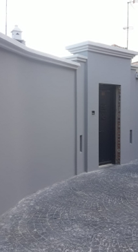 Puerta exterior casa individual Alframop construcciones y reformas en Málaga galería