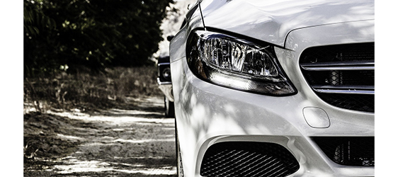 coche blanco Mercedes Benz