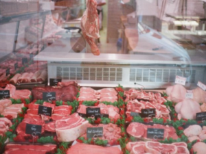 Mostrador con carnes Agnès Arbat Carnisseria Girona