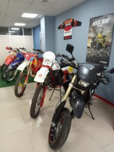 Taller y venta de accesorios para moto y motos Assen Motos Valencia 17