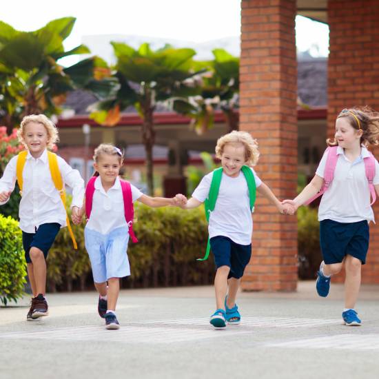 niños caminando