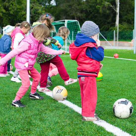 niños jugando futbol