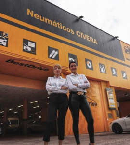 Sandra y Leticia Civera de Neumáticos Civera en Sagunto, Valencia