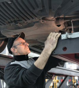 Mecánica rápida mecánico reparando un coche Vellve Tallers Automoció, taller de chapa y pintura en Lleida